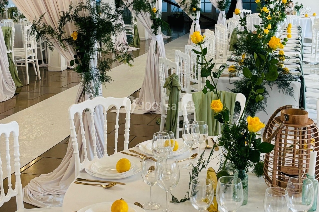 Location salle Hem (Nord) - Le Comte #9 Salle de réception décorée avec des tables dressées, des roses jaunes et des nappes blanches, ambiance élégante et lumineuse.