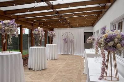 Miniature Location salle Hem (Nord) - Le Comte #28 Salle de réception élégante avec décoration noire et dorée, tables dressées et bougies allumées.