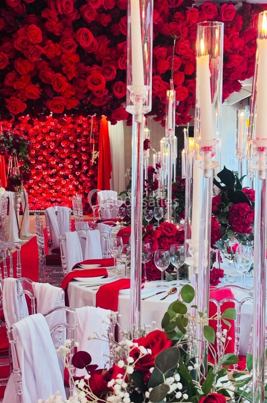 Location salle Hem (Nord) - Le Comte #14 Salle de réception décorée de roses rouges, chandeliers en verre et nappes blanches avec accents rouges.