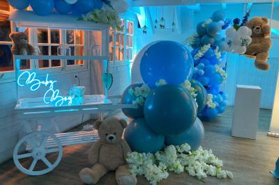 Table élégamment dressée avec vaisselle blanche et décorations florales, donnant sur une piste équestre en arrière-plan.