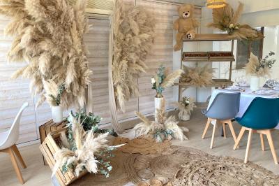 Miniature SALLE COSY - 80 PERS - Location à la journée 8h-18h Salle de réception élégante avec décoration noire et dorée, tables dressées et bougies allumées.
