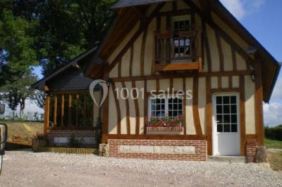 Lit double avec couvre-lit blanc, deux oreillers, table de chevet avec lampe rose et décoration florale sur les murs.