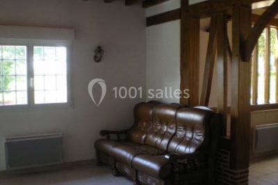 Lit double avec couvre-lit blanc, deux oreillers, table de chevet avec lampe rose et décoration florale sur les murs.