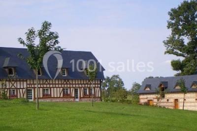 Lit double avec couvre-lit blanc, deux oreillers, table de chevet avec lampe rose et décoration florale sur les murs.