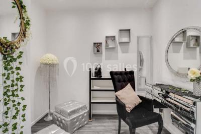 Miniature Location salle Sarcelles (Val-d'Oise) - La Perle #7 Salle décorée pour un événement avec canapés blancs, rideaux, chandeliers dorés et compositions florales blanches.