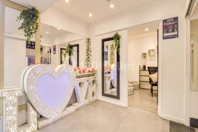 Miniature Location salle Sarcelles (Val-d'Oise) - La Perle #2 Salle décorée pour un événement avec canapés blancs, rideaux, chandeliers dorés et compositions florales blanches.