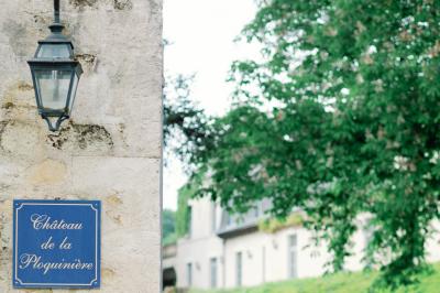 Miniature Location salle Cheillé (Indre-et-Loire) - Domaine de la Ploquinière #4 Chambre lumineuse avec un lit double, des coussins décorés de voiliers, et une fenêtre ouverte sur un paysage verdoyant.