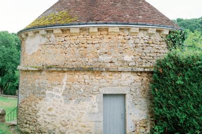 Miniature Location salle Cheillé (Indre-et-Loire) - Domaine de la Ploquinière #18 Chambre lumineuse avec un lit double, des coussins décorés de voiliers, et une fenêtre ouverte sur un paysage verdoyant.