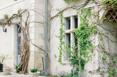 Miniature Location salle Cheillé (Indre-et-Loire) - Domaine de la Ploquinière #6 Chambre lumineuse avec un lit double, des coussins décorés de voiliers, et une fenêtre ouverte sur un paysage verdoyant.