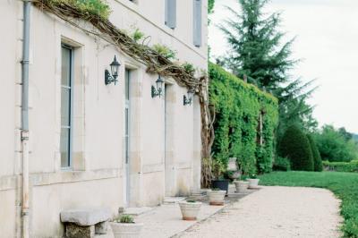 Miniature Location salle Cheillé (Indre-et-Loire) - Domaine de la Ploquinière #5 Chambre lumineuse avec un lit double, des coussins décorés de voiliers, et une fenêtre ouverte sur un paysage verdoyant.