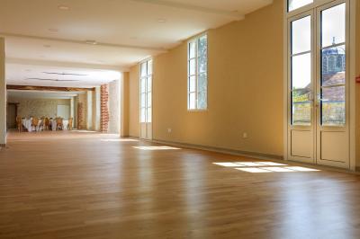 Miniature Location salle Cheillé (Indre-et-Loire) - Domaine de la Ploquinière #10 Chambre lumineuse avec un lit double, des coussins décorés de voiliers, et une fenêtre ouverte sur un paysage verdoyant.