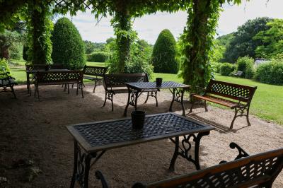 Miniature Location salle Cheillé (Indre-et-Loire) - Domaine de la Ploquinière #13 Chambre lumineuse avec un lit double, des coussins décorés de voiliers, et une fenêtre ouverte sur un paysage verdoyant.