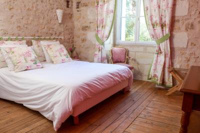 Miniature Location salle Cheillé (Indre-et-Loire) - Domaine de la Ploquinière #19 Chambre lumineuse avec un lit double, des coussins décorés de voiliers, et une fenêtre ouverte sur un paysage verdoyant.