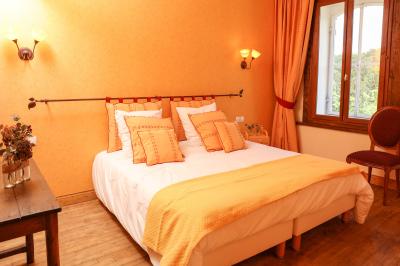 Miniature Location salle Cheillé (Indre-et-Loire) - Domaine de la Ploquinière #21 Chambre lumineuse avec un lit double, des coussins décorés de voiliers, et une fenêtre ouverte sur un paysage verdoyant.