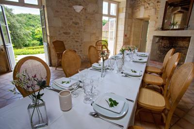 Miniature Location salle Cheillé (Indre-et-Loire) - Domaine de la Ploquinière #7 Chambre lumineuse avec un lit double, des coussins décorés de voiliers, et une fenêtre ouverte sur un paysage verdoyant.