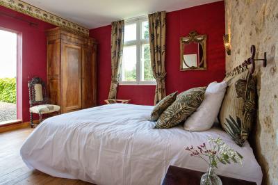 Miniature Location salle Cheillé (Indre-et-Loire) - Domaine de la Ploquinière #24 Chambre lumineuse avec un lit double, des coussins décorés de voiliers, et une fenêtre ouverte sur un paysage verdoyant.