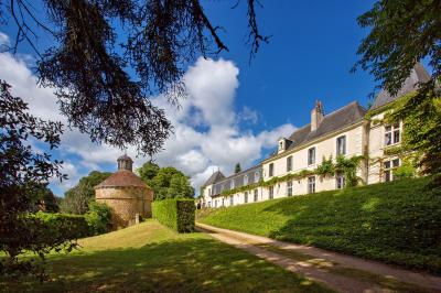 Miniature Location salle Cheillé (Indre-et-Loire) - Domaine de la Ploquinière #2 Chambre lumineuse avec un lit double, des coussins décorés de voiliers, et une fenêtre ouverte sur un paysage verdoyant.