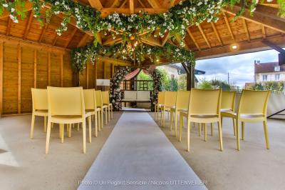 Véranda et jardin installés pour une cérémonie, La Croisée des Possibles