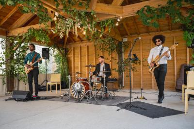 Véranda et jardin installés pour une cérémonie, La Croisée des Possibles