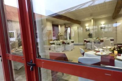 Véranda et jardin installés pour une cérémonie, La Croisée des Possibles