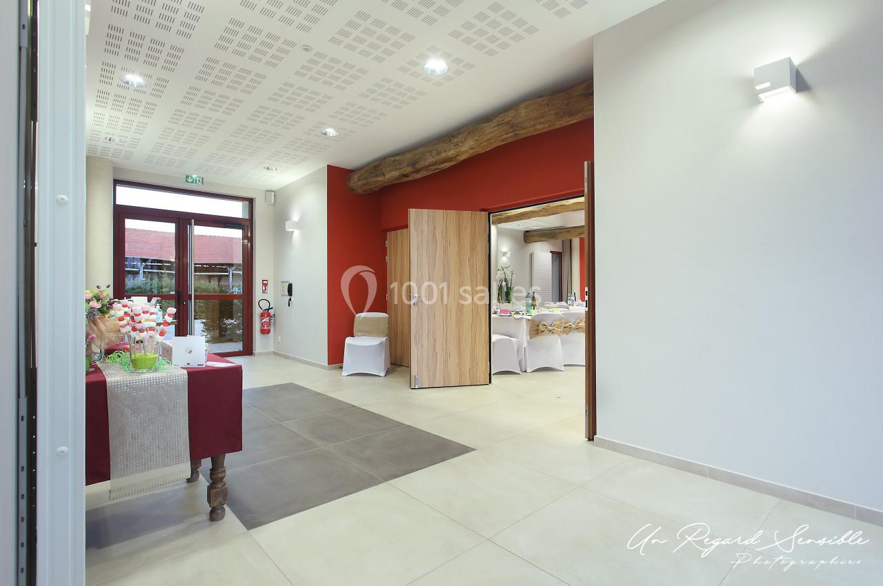 Accueil avec chaises houssées et nœuds de La Croisée des Possibles Oise 