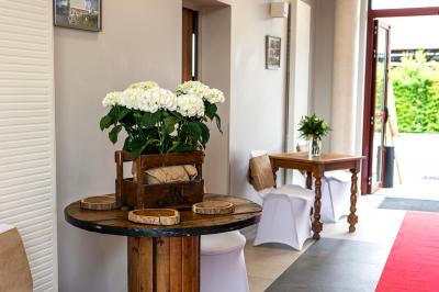 Véranda et jardin installés pour une cérémonie, La Croisée des Possibles