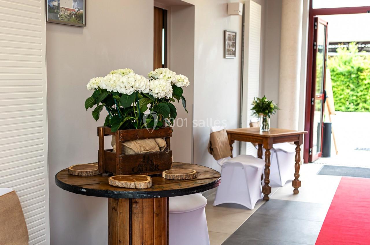 Accueil avec chaises houssées et nœuds de La Croisée des Possibles Oise 