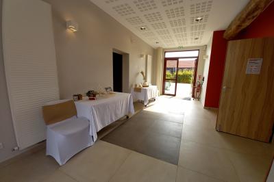 Véranda et jardin installés pour une cérémonie, La Croisée des Possibles