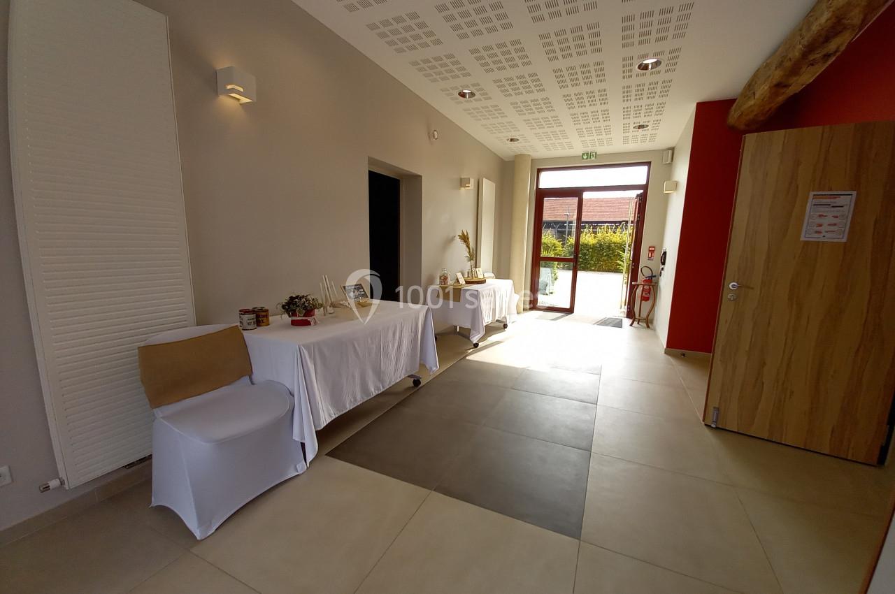 Accueil donnant sur les toilettes à gauche, la salle à droite, en face le parking