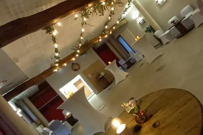 Véranda et jardin installés pour une cérémonie, La Croisée des Possibles