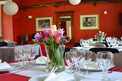 Véranda et jardin installés pour une cérémonie, La Croisée des Possibles