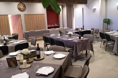 Véranda et jardin installés pour une cérémonie, La Croisée des Possibles