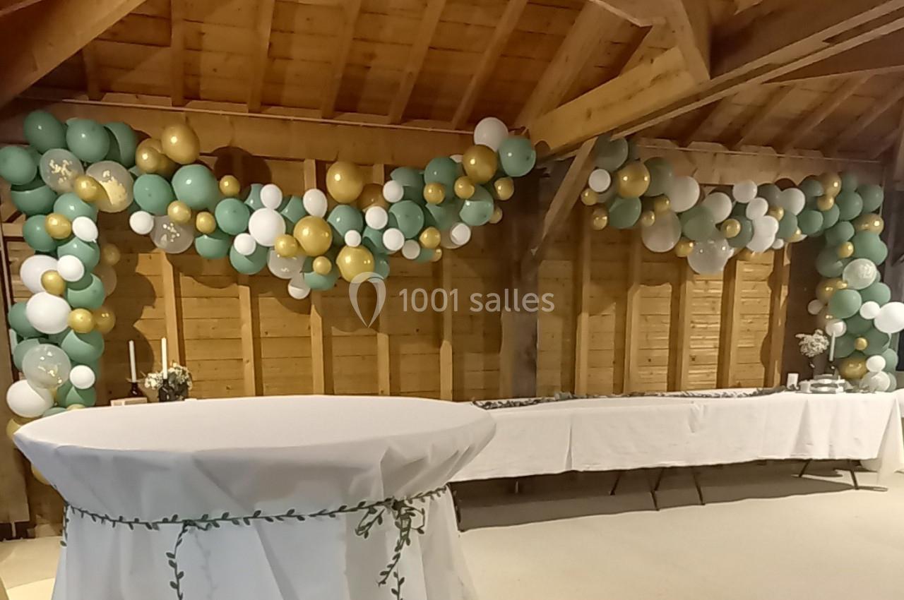 Arche de ballon par les parents d'un baptisé sous la véranda à La Croisée des Possibles Oise