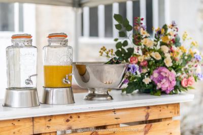 Miniature Bar et barnum en terrasse côté jardin de mai à septembre inclus Véranda et jardin installés pour une cérémonie, La Croisée des Possibles