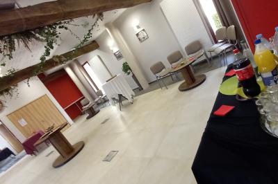 Véranda et jardin installés pour une cérémonie, La Croisée des Possibles