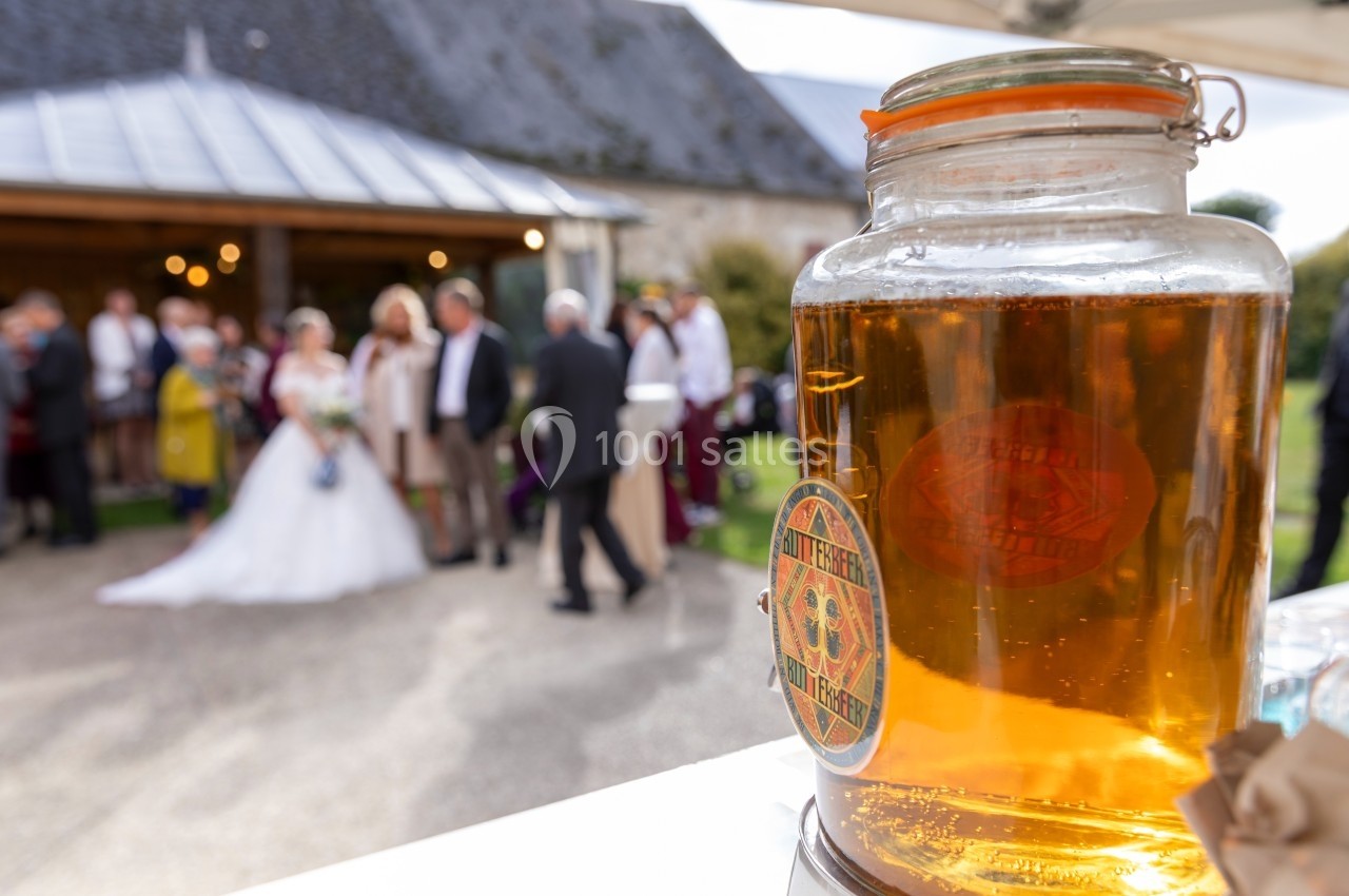 Cocktail en terrasse après cérémonie en véranda à La Croisée des Possibles