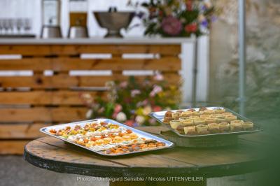 Véranda et jardin installés pour une cérémonie, La Croisée des Possibles