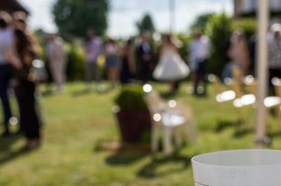Véranda et jardin installés pour une cérémonie, La Croisée des Possibles
