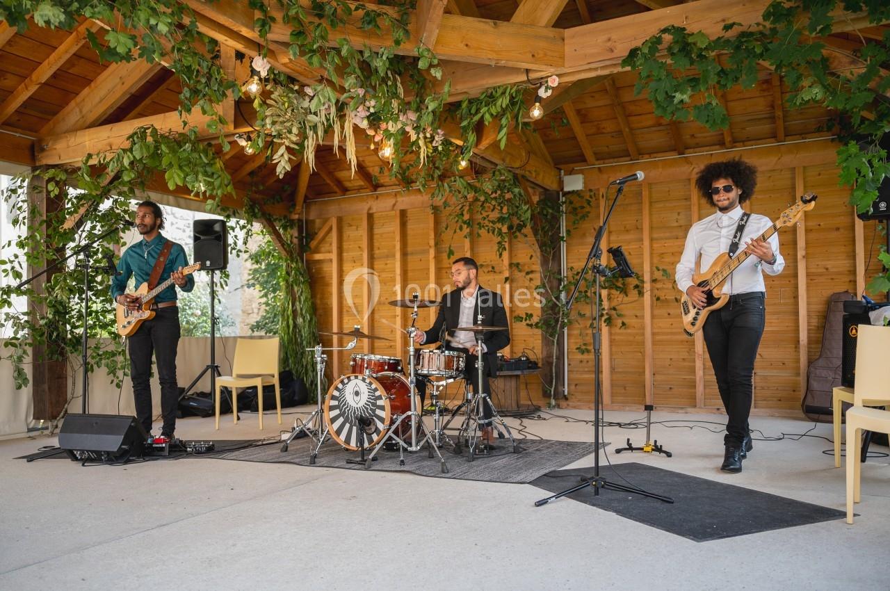 Groupe Hard Rock en véranda pour concert dansant en terrasse