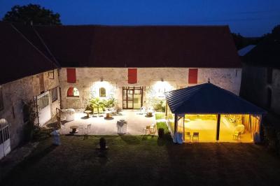 Véranda et jardin installés pour une cérémonie, La Croisée des Possibles