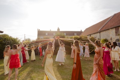 Miniature Le passage du bouquet de la mariée à La Croisée des Possibles Véranda et jardin installés pour une cérémonie, La Croisée des Possibles