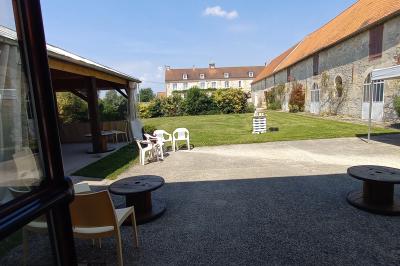 Véranda et jardin installés pour une cérémonie, La Croisée des Possibles