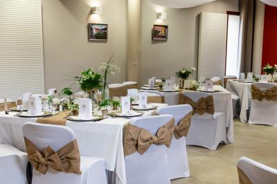 Véranda et jardin installés pour une cérémonie, La Croisée des Possibles