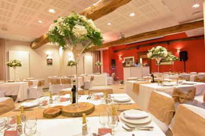 Véranda et jardin installés pour une cérémonie, La Croisée des Possibles