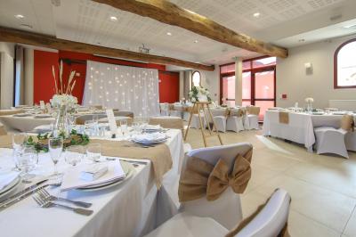 Véranda et jardin installés pour une cérémonie, La Croisée des Possibles