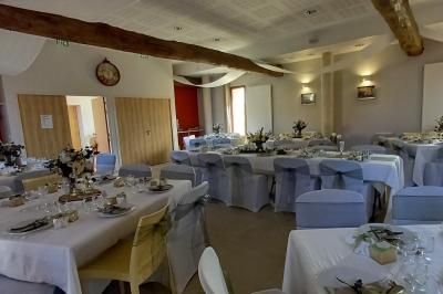 Véranda et jardin installés pour une cérémonie, La Croisée des Possibles