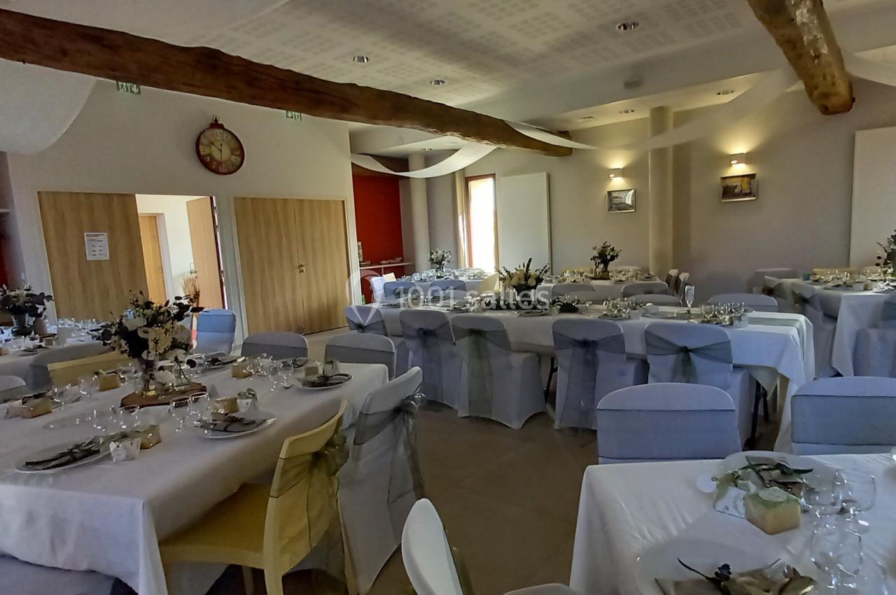 Salle décorée par les mariés installée par La Croisée des Possibles Oise