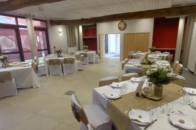 Véranda et jardin installés pour une cérémonie, La Croisée des Possibles