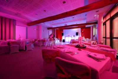 Véranda et jardin installés pour une cérémonie, La Croisée des Possibles