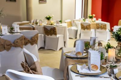 Véranda et jardin installés pour une cérémonie, La Croisée des Possibles